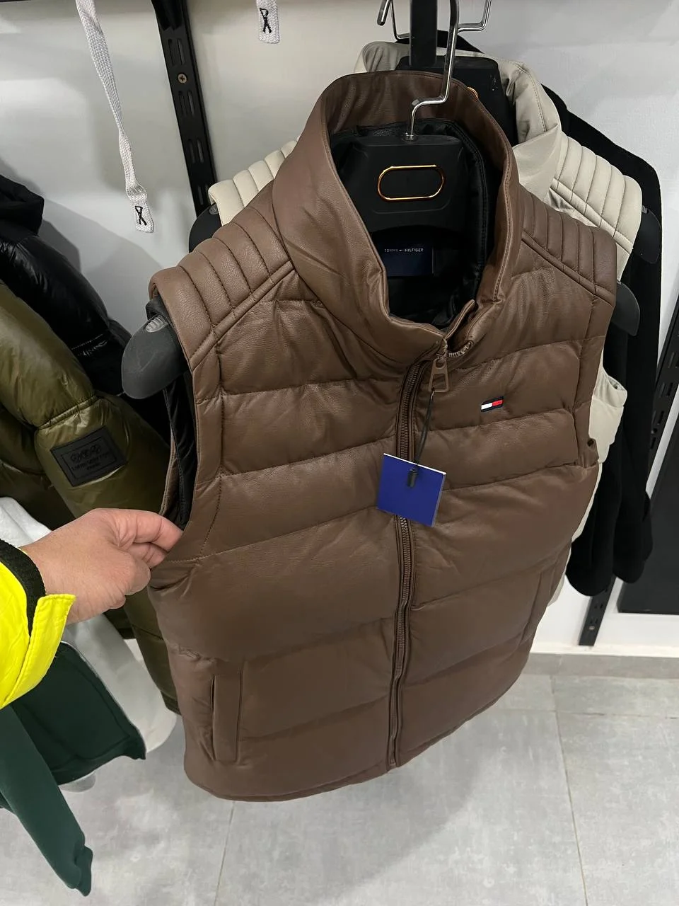 5856998038172273582 Men’s Puffer Vest – Lightweight Sleeveless Winter Jacket - Image 1