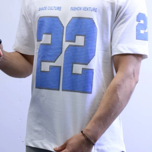 Trendy Oversized Streetwear Tee – Modern Casual Fashion Look