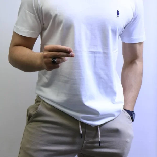 Clean and modern design basic t-shirt