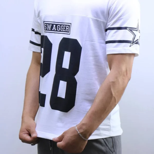 Trendy Oversized Streetwear Tee – Modern Casual Fashion Look